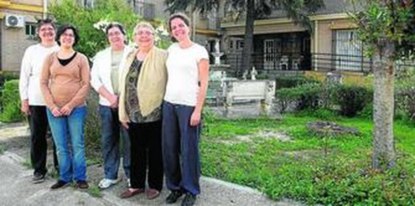 La ex directora del centro, la actual, la administradora, la presidenta de la asociación Montetabor y una de las promotoras de 'montetabooks'.