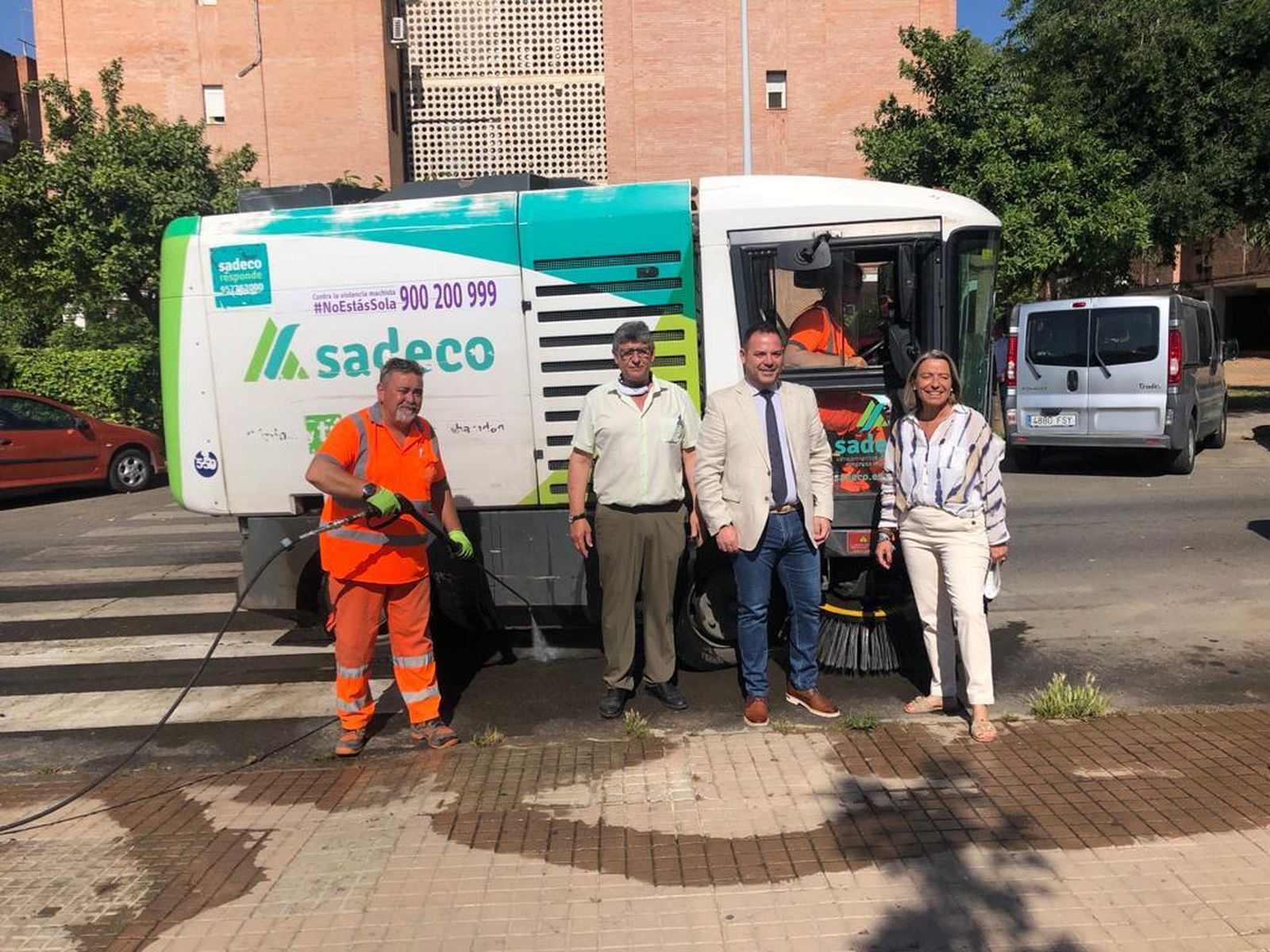 Trabajos de limpieza en el barrio de la Fuensanta.