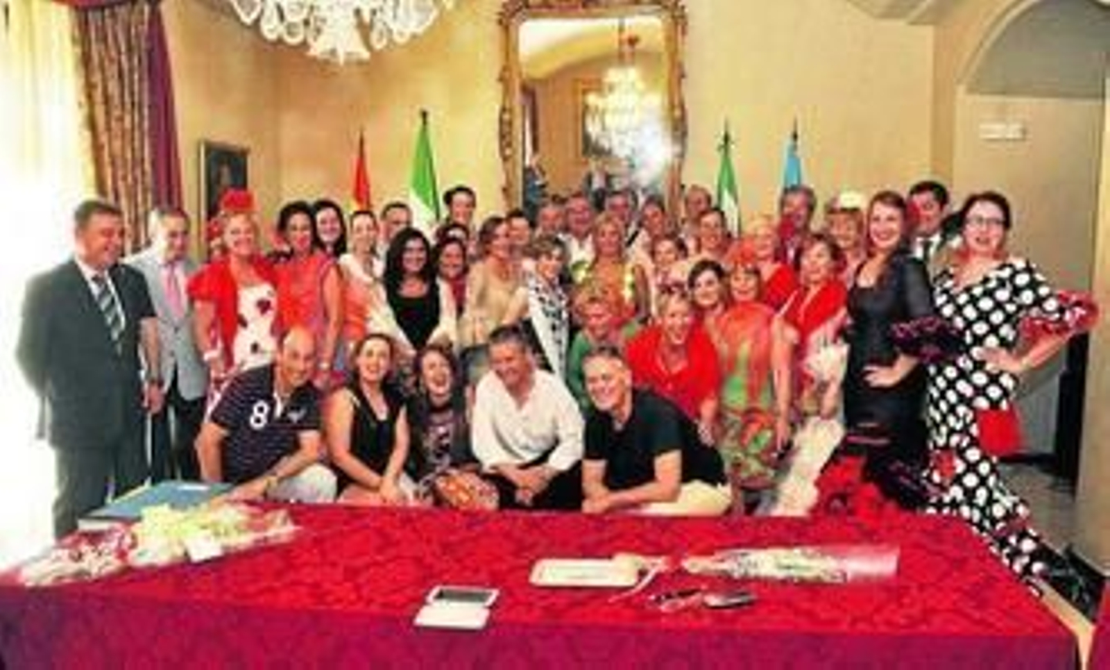 La delegación de Castro Urdiales posa en el Salón Noble del Ayuntamiento con la alcaldesa.