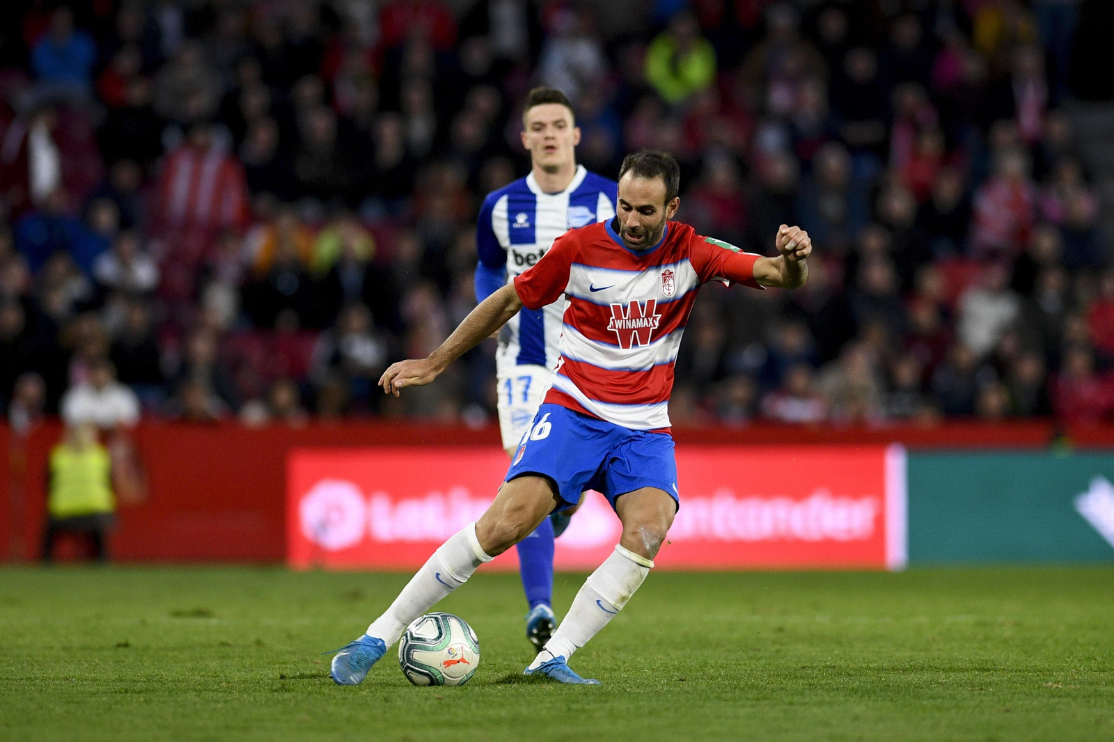 Víctor Díaz golpea el balón