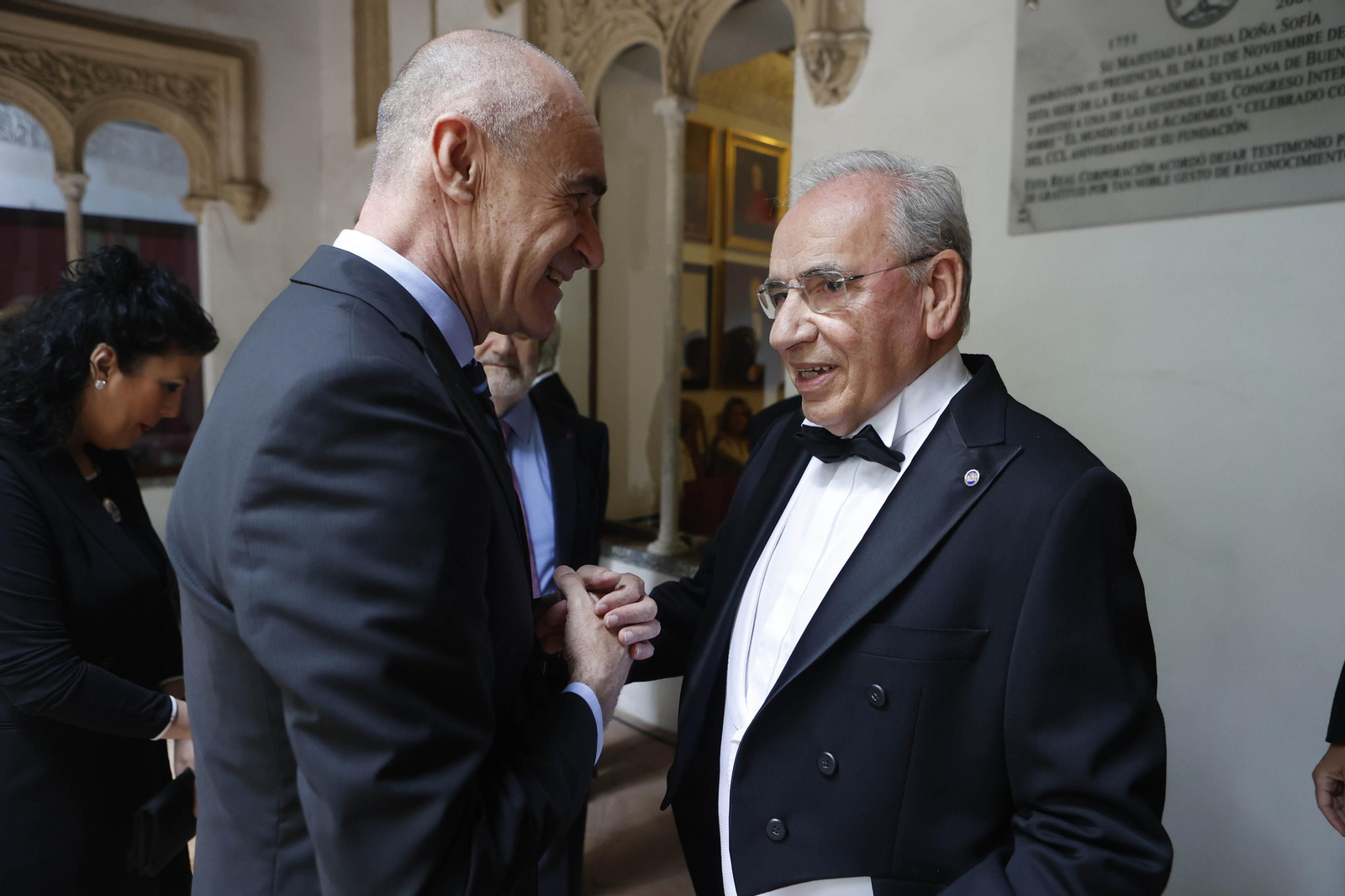 Las imágenes del ingreso de Alfonso Guerra en la Academia de Buenas Letras