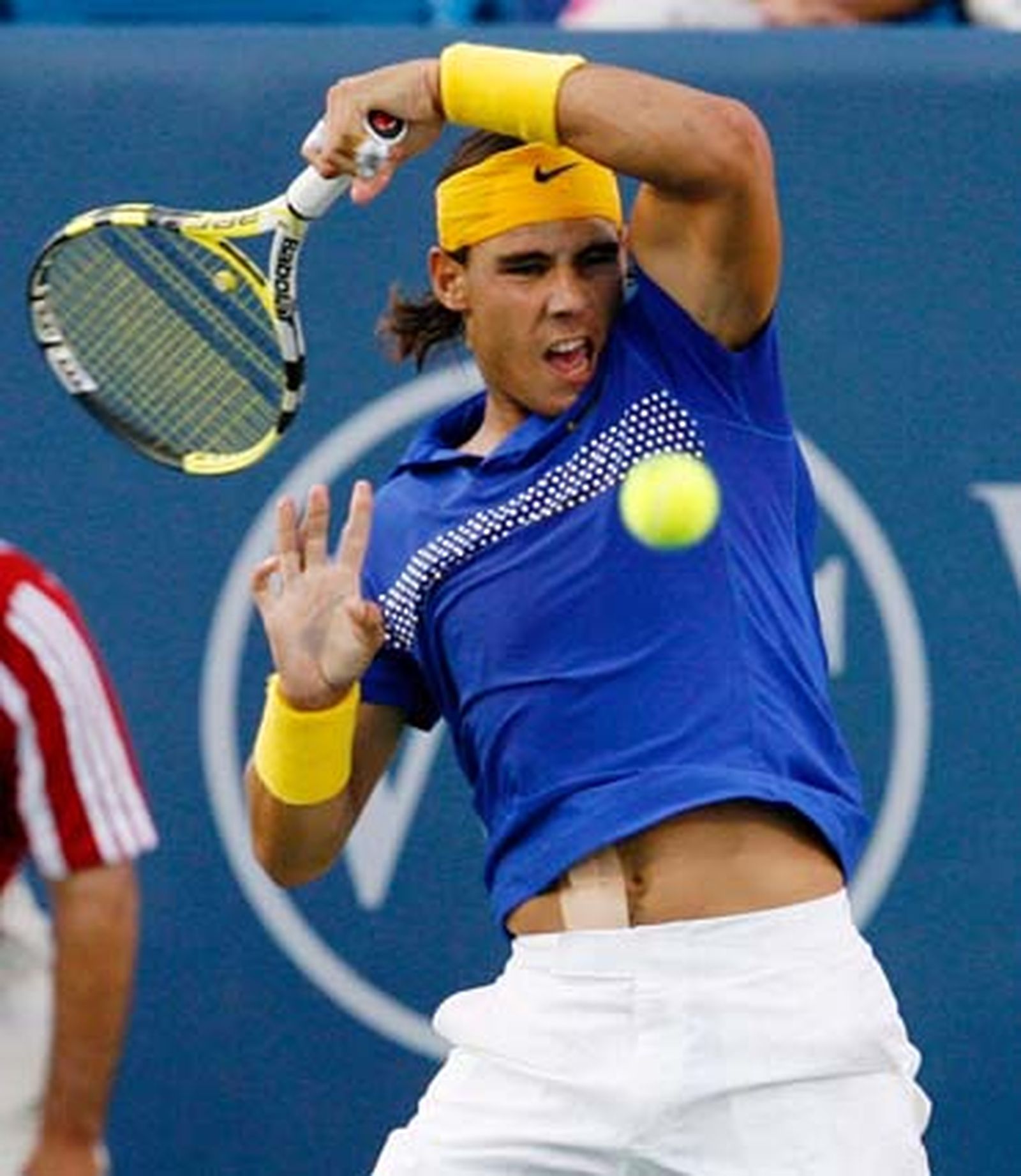 Rafael Nadal golpea la bola en el Masters de Cincinnati.