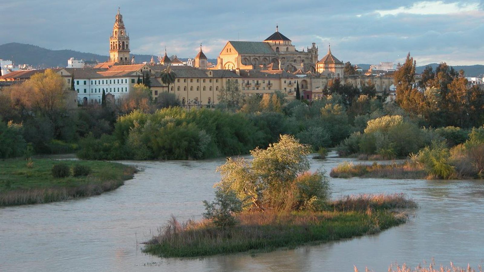 Los Sotos de la Albolafia, con la Mezquita-Catedral de Córdoba al fondo.