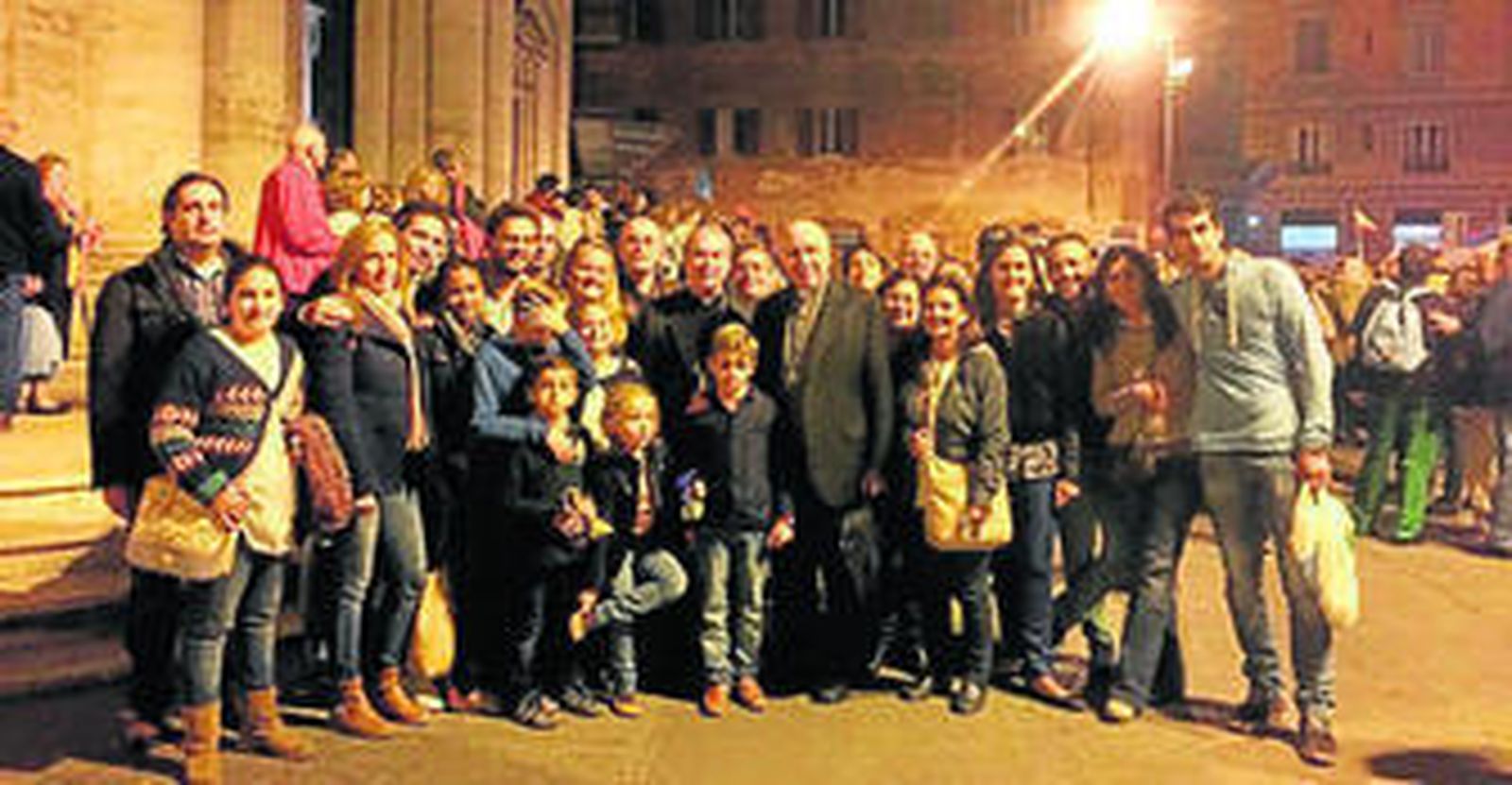 1. El papa Francisco, durante la ceremonia de la canonización . 2. El tapiz con la imagen de la religiosa María de la Purísima. 3. Las hermanas de la Cruz en la Plaza de San Pedro.  4. El Papa saluda a los fieles. 5. Grupo de peregrinos onubenses con el obispo, José Vilaplana, tras la misa celebrada el sábado en la Chiesa Nuova. 5. Aspecto general de la Plaza de San Pedro. 5. El ministro del interior, Jorge Fernández, y el embajador español ante la Santa Sede, Eduardo Gutiérrez Sáenz de Buruaga. 5. La defensora del pueblo español, Soledad Becerril. 5. Unos sacerdotes toman fotos con sus teléfonos móviles.