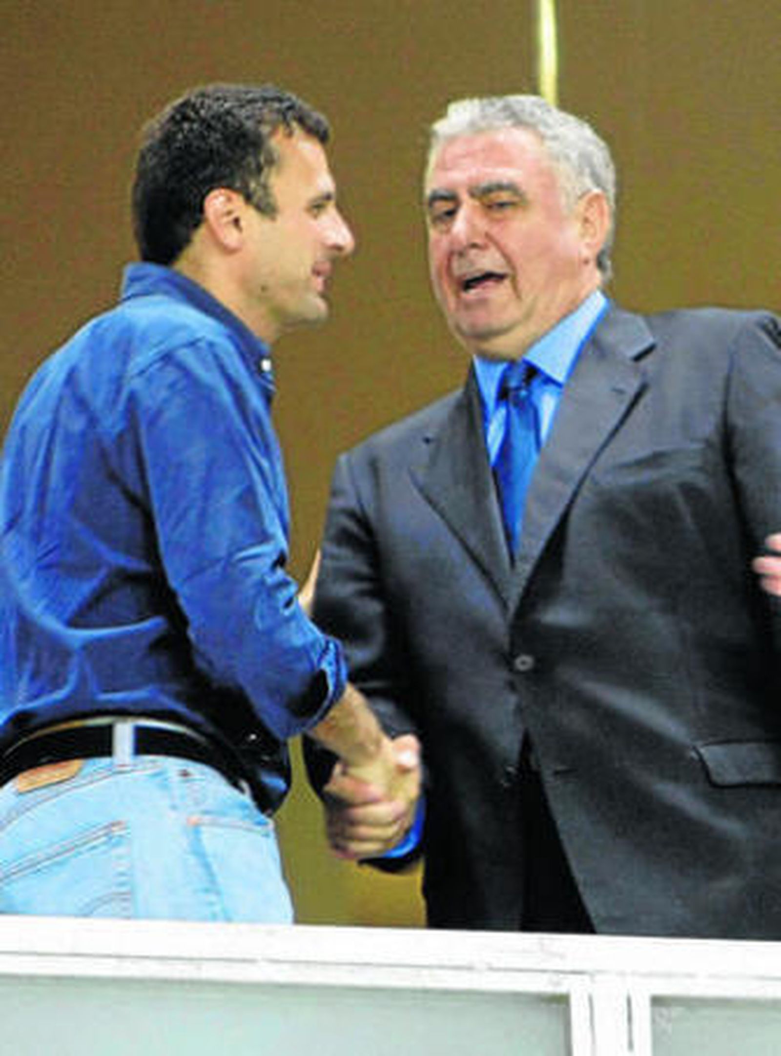 Gallardo (d) saluda en el palco del Carranza al concejal Bruno García.