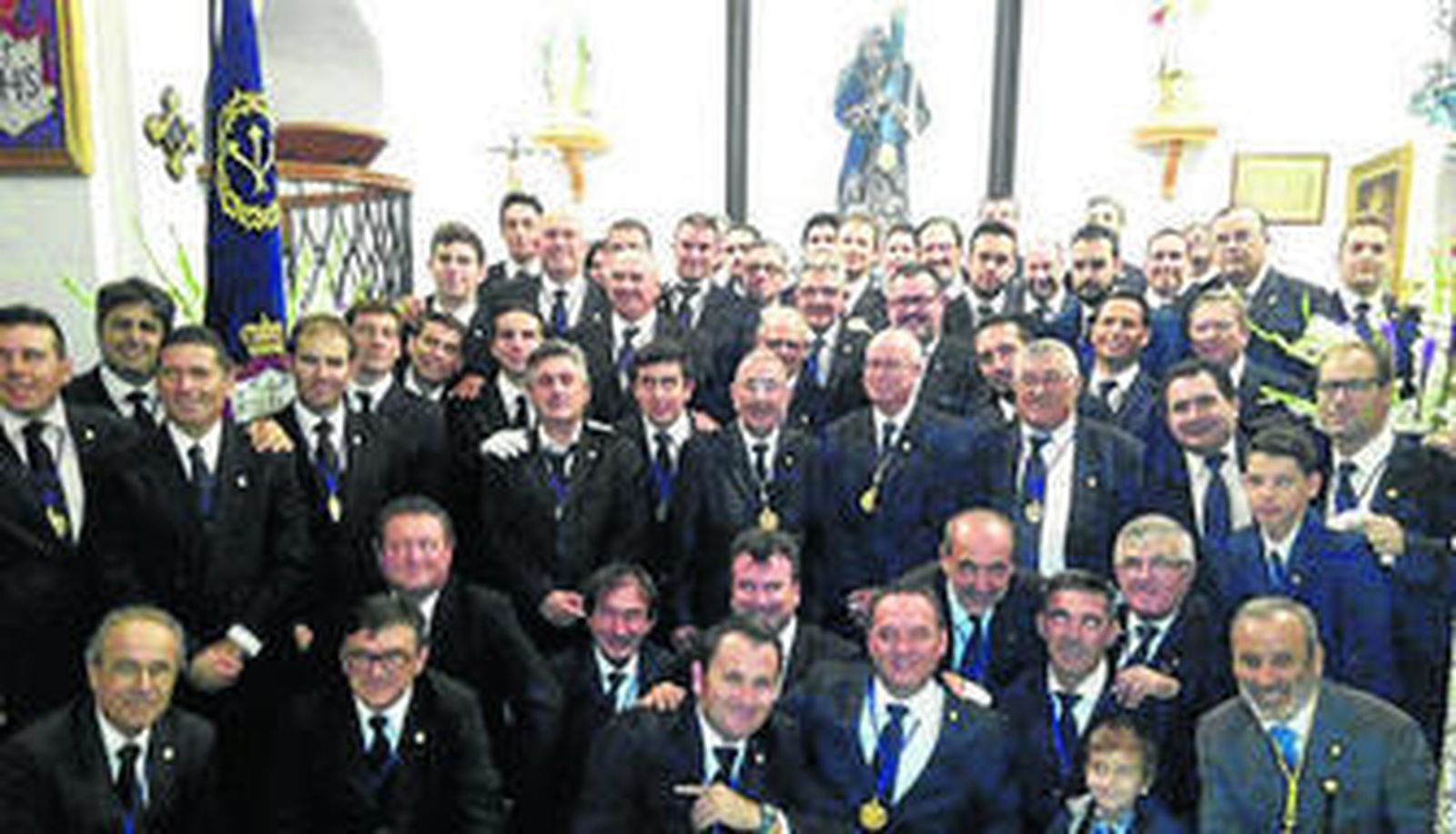 Los costaleros que portaron el trono de estilo barroco en madera de pino con la talla del Señor.