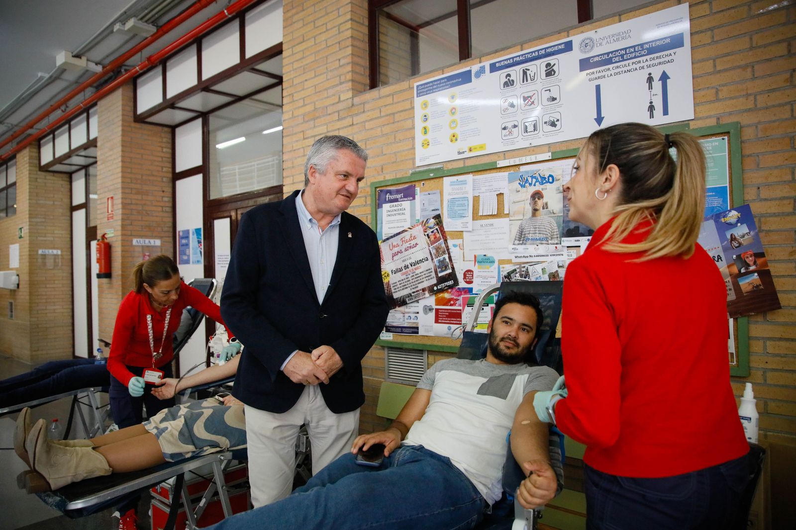 Juan de la Cruz Belmonte y Aref Laarej en la colecta de sangre de la UAL