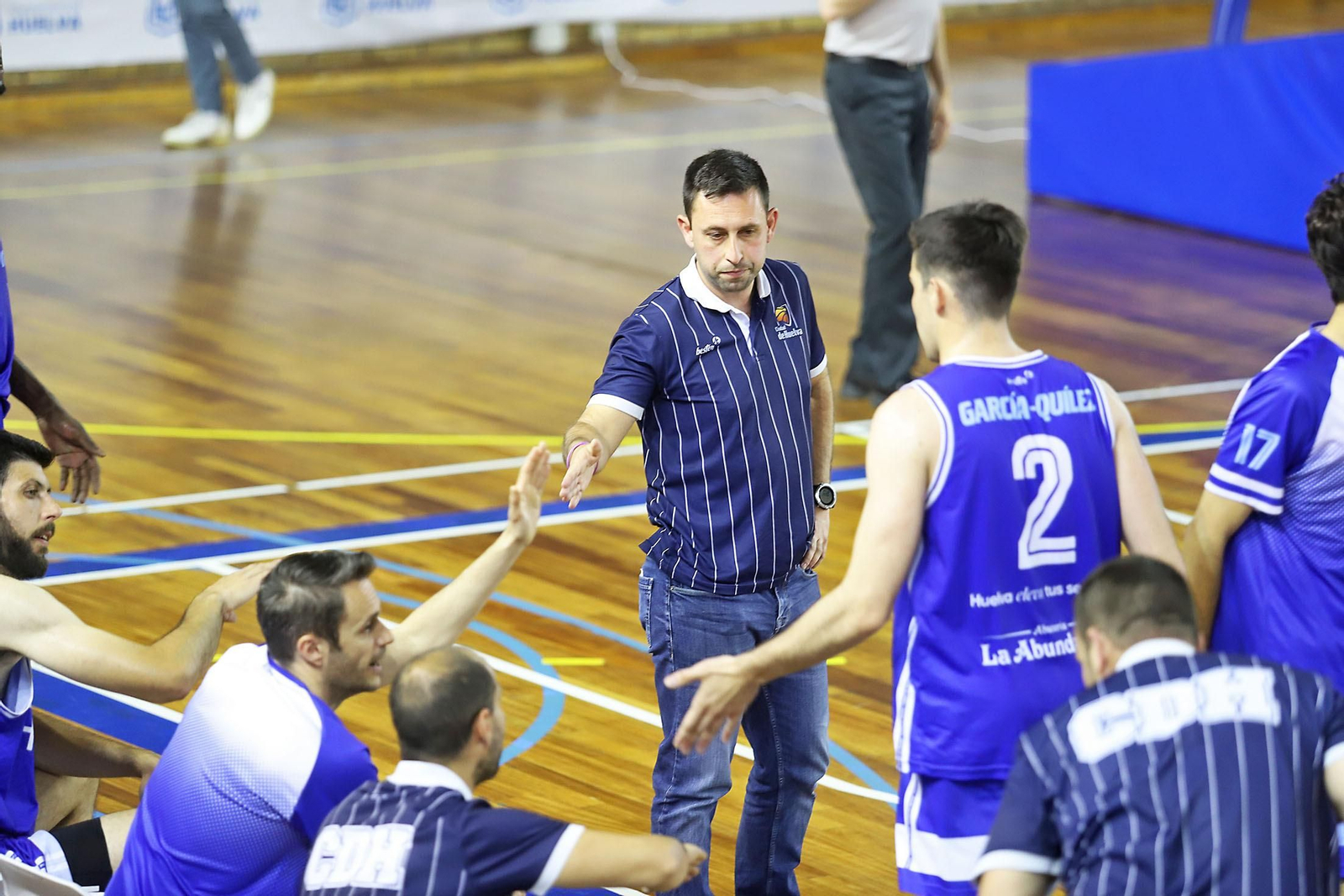 Imágenes del partido de baloncesto entre el Ciudad de Huelva y el Colegio El Pinar.