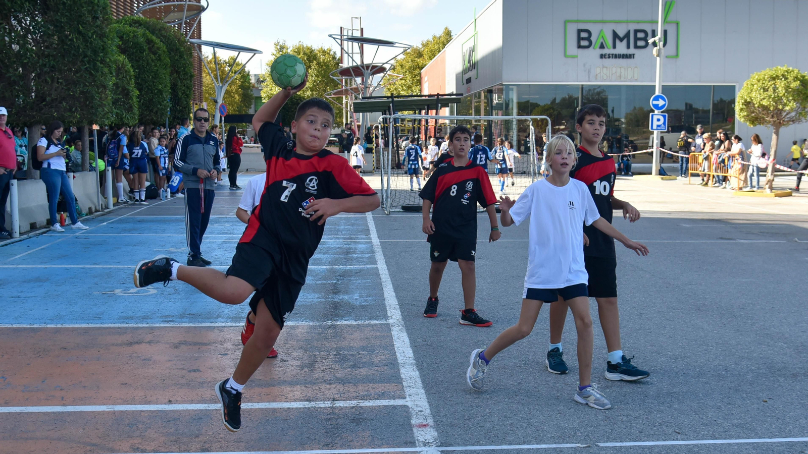 Las fotos de la jornada de balonmano calle del Ciudad de Algeciras en Bahía Plaza