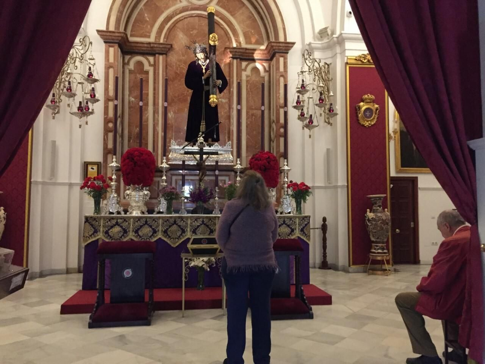Devotos ante la imagen del Nazareno, ayer en su capilla en la Inmaculada Concepción.