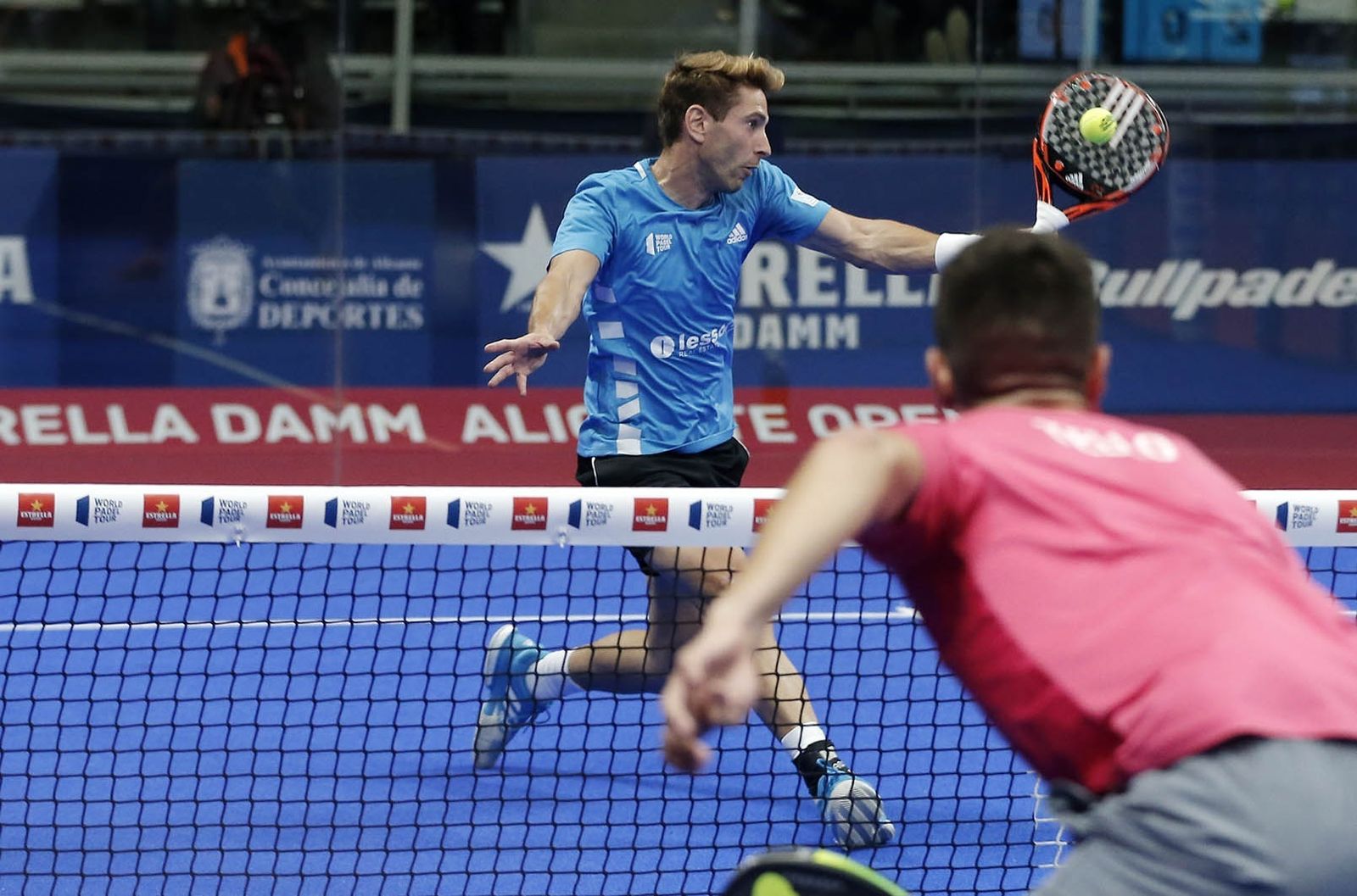 Álex Ruiz golpea la bola.