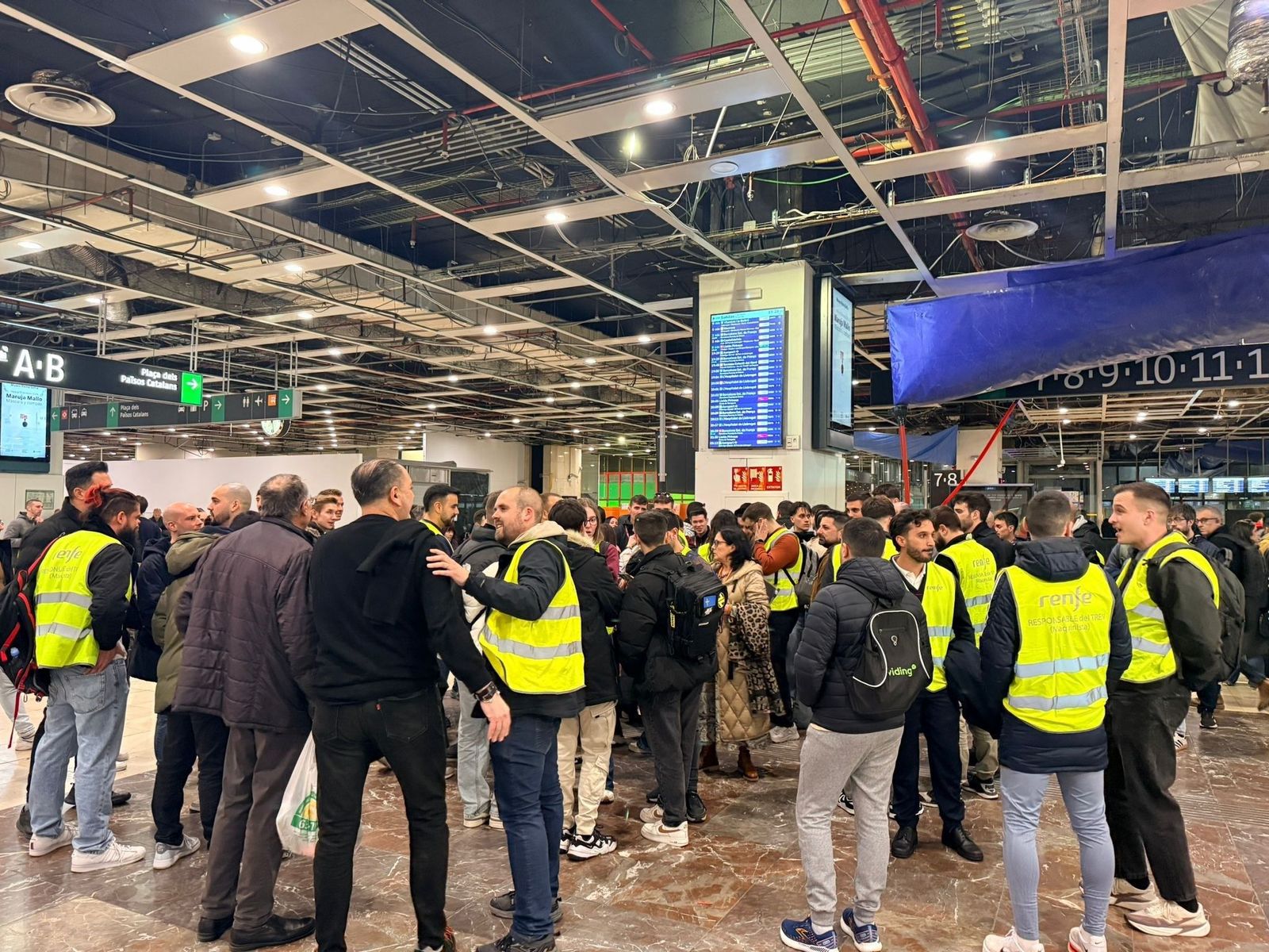Concentración de maquinistas en la estacioón de Sants de Barcelona este viernes.