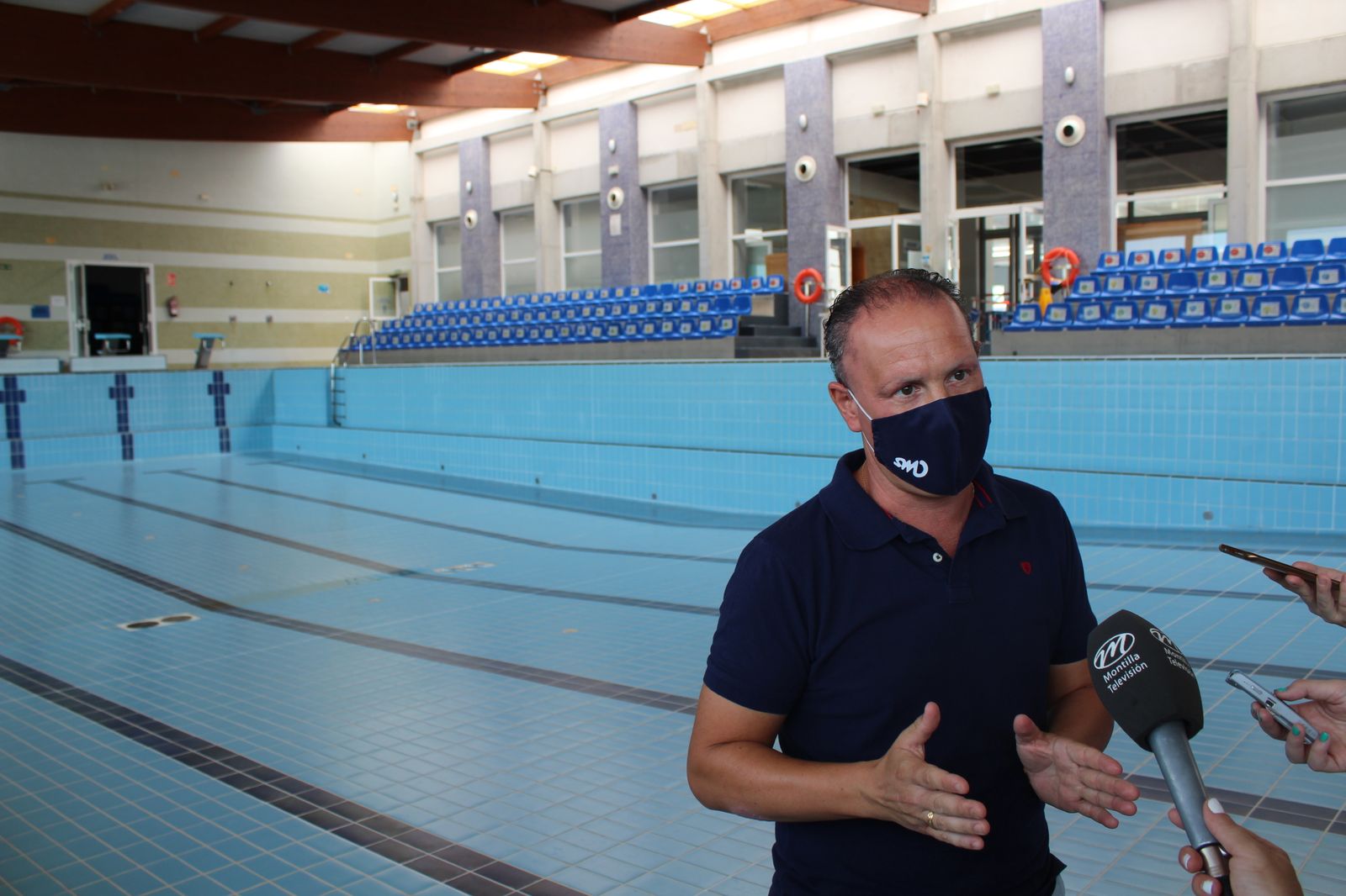 El concejal de Deportes de Montilla explica las obras de mejora en la piscina cubierta.