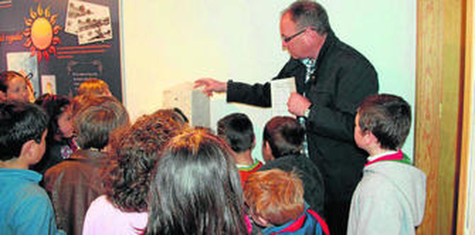 El edil de Cultura, Dietmar Roth, explicó a los jóvenes cómo se aprovecha el agua.