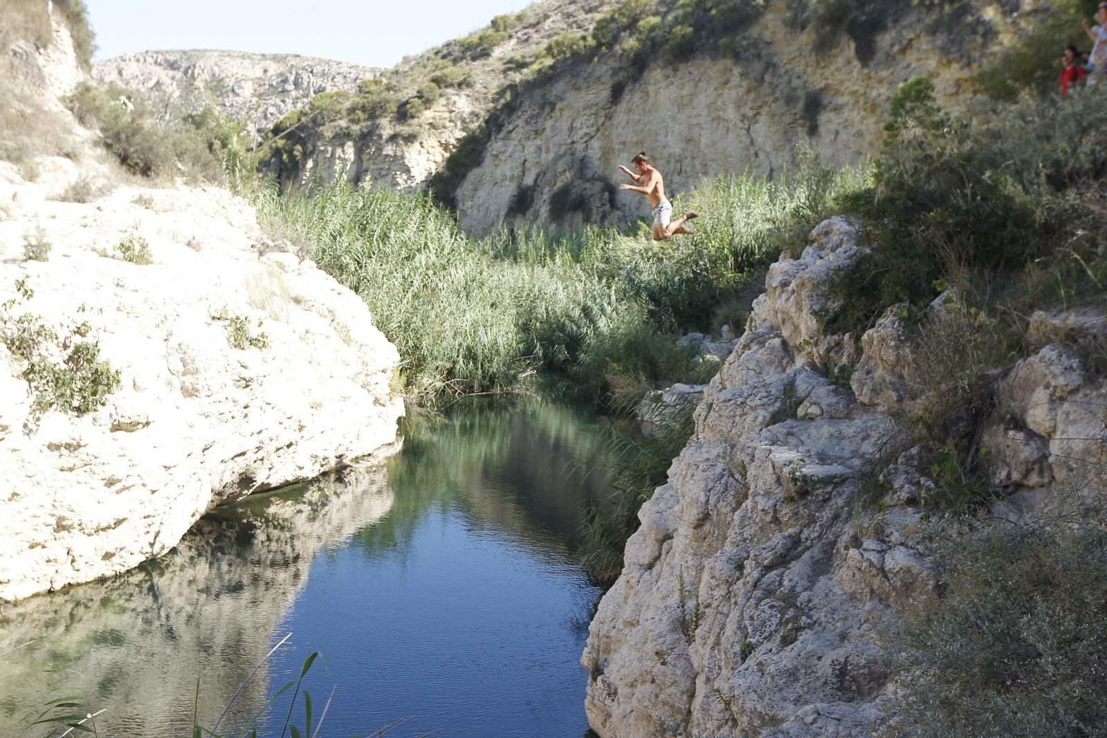 Muchos utilizan la poza como una piscina natural y saltan del acantilado.