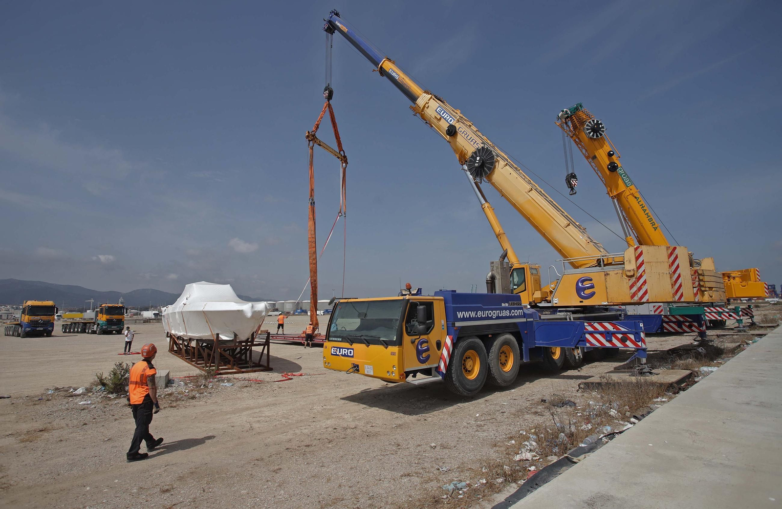 Fotos del dispositivo de descarga de las embarcaciones del buque Lila Mumbai en el Puerto de Algeciras