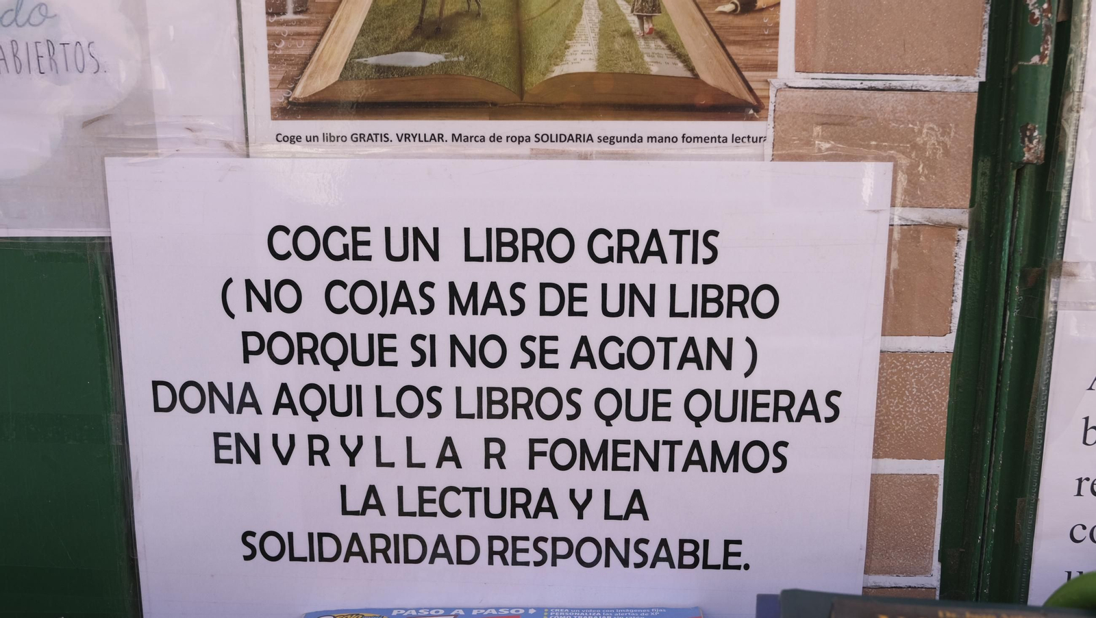 Las imágenes de la asociación que regala libros y ropa a las personas sin hogar en El Zapillo
