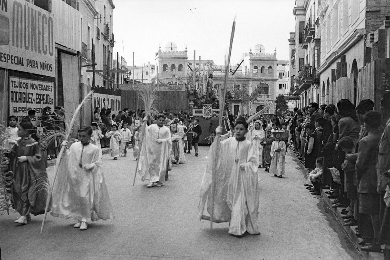 Cortejo infantil de la antigua hermandad de la Borriquita que salía de la Trinidad.