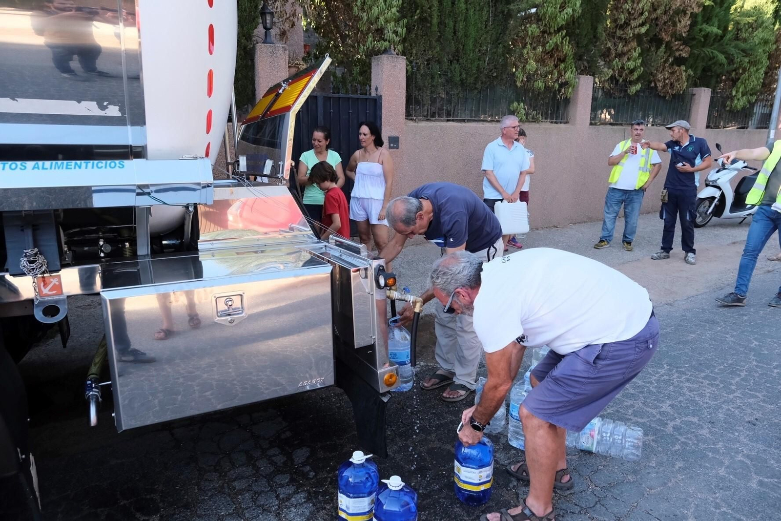 Los camiones cisterna de Emacsa ya abastecen a los vecinos de Las Jaras, en imágenes