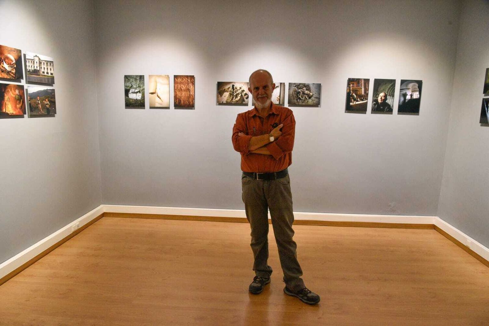 José Manuel Navia, junto a su obra.