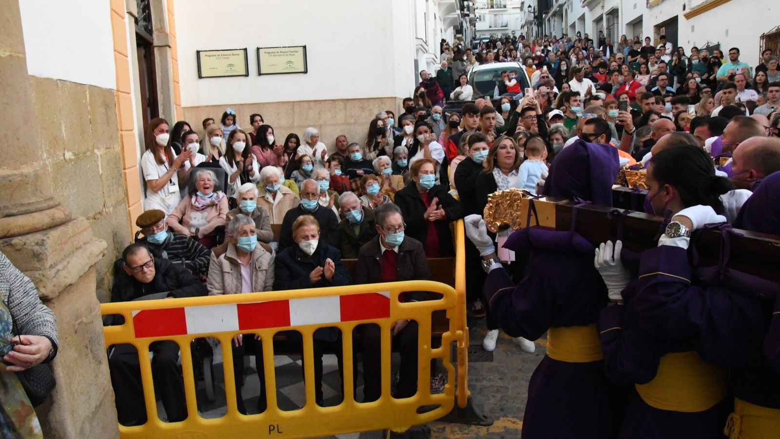 La tribuna con los mayores, a las puertas de la capilla.