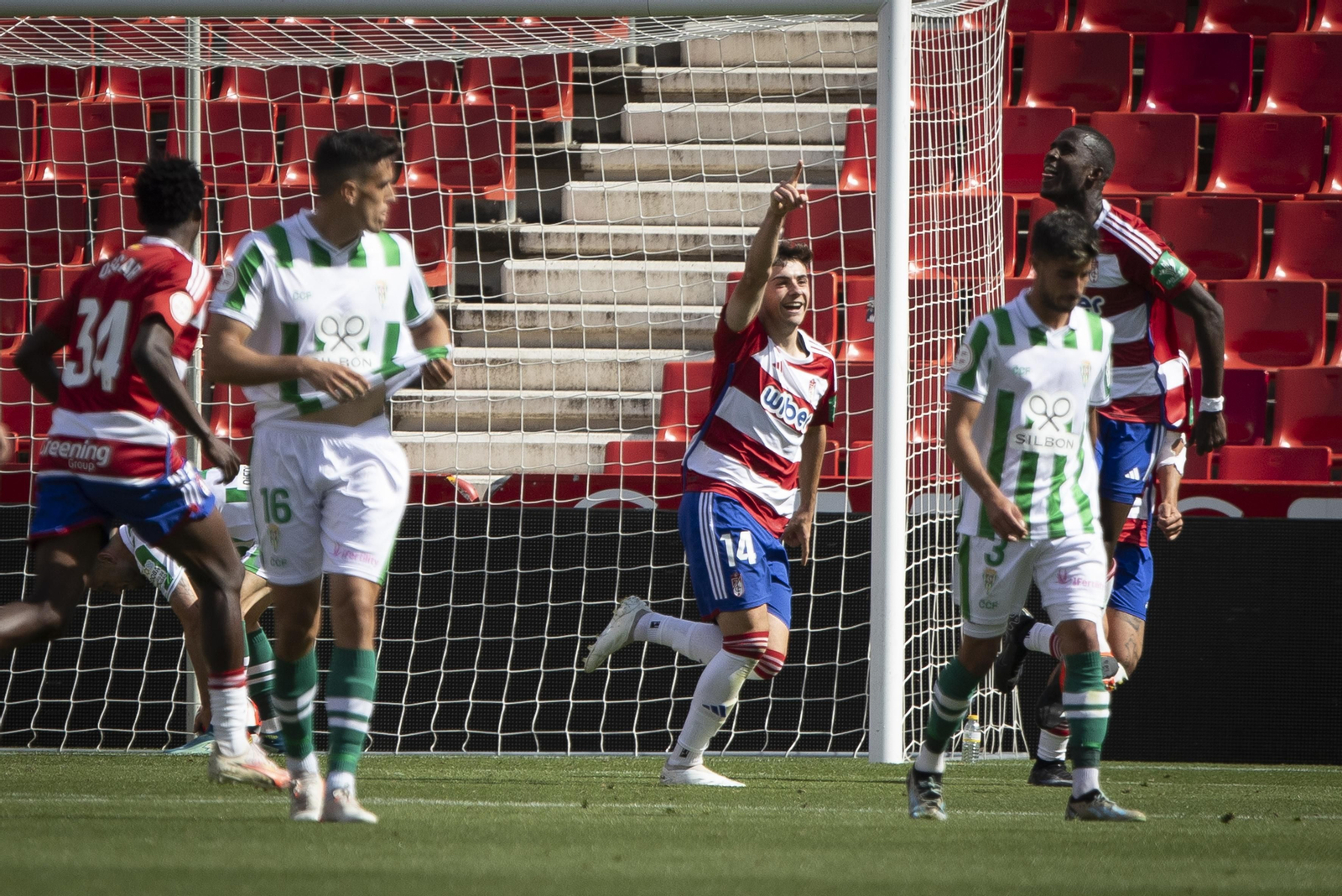 Las mejores fotos del ambiente en el Recreativo Granada - Córdoba CF