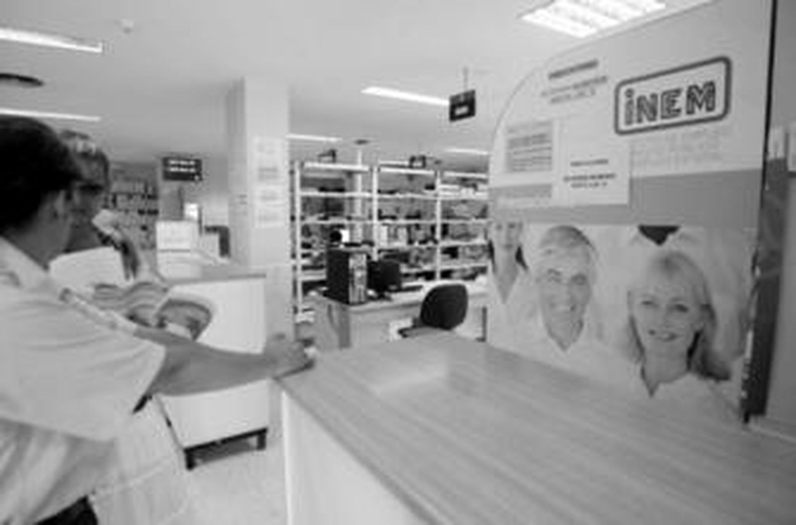 Dos personas conversan antes de ser atendidas en la oficina del servicio de empleo de Algeciras, ayer por la mañana.