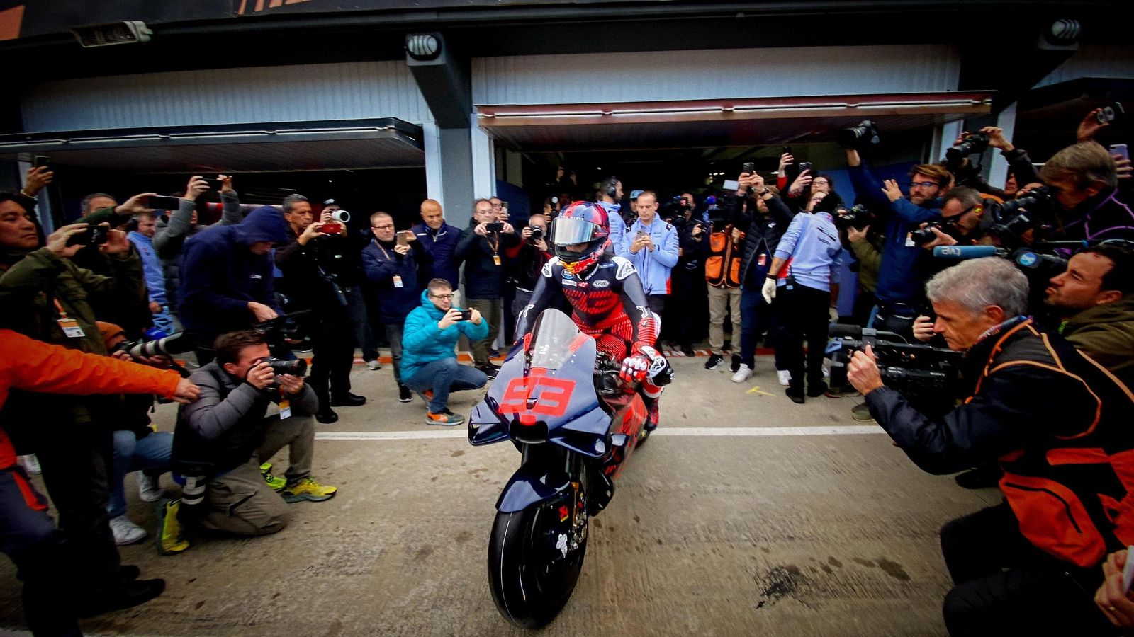 Marc Márquez ha estrenado la Ducati del Gresini en el test de Valencia. Marc Márquez ha estrenado la Ducati del Gresini en el test de Valencia.