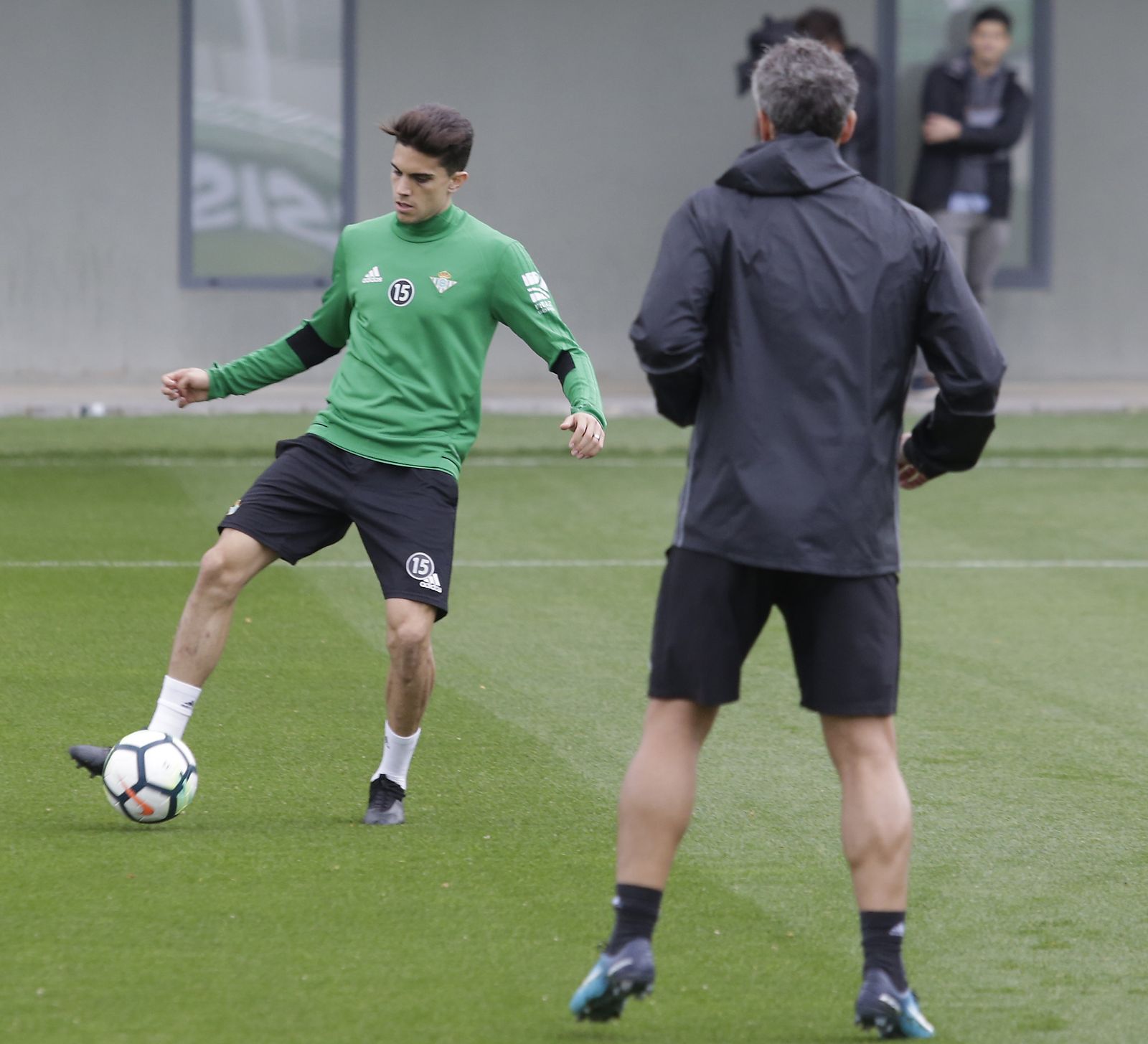 Marc Bartra golpea el balón en el entrenamiento junto a Marcos Álvarez.