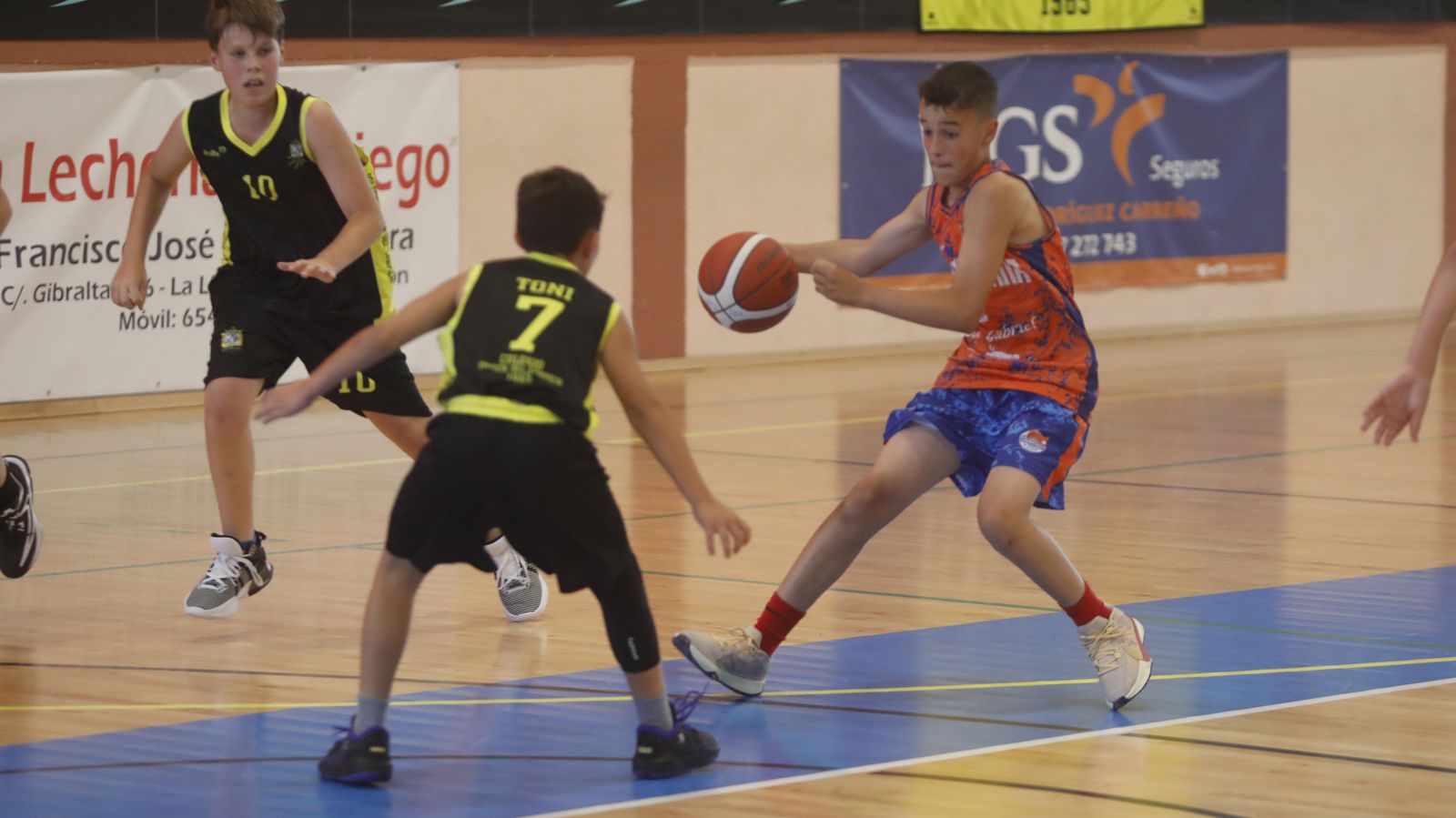 Las fotos de la primera jornada del Cadeba mini-masculino de La Línea