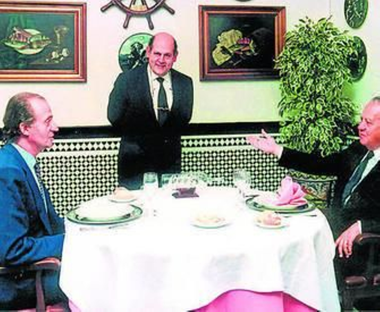 Gonzalo Córdoba atiende al Rey durante una comida con Mario Soares.