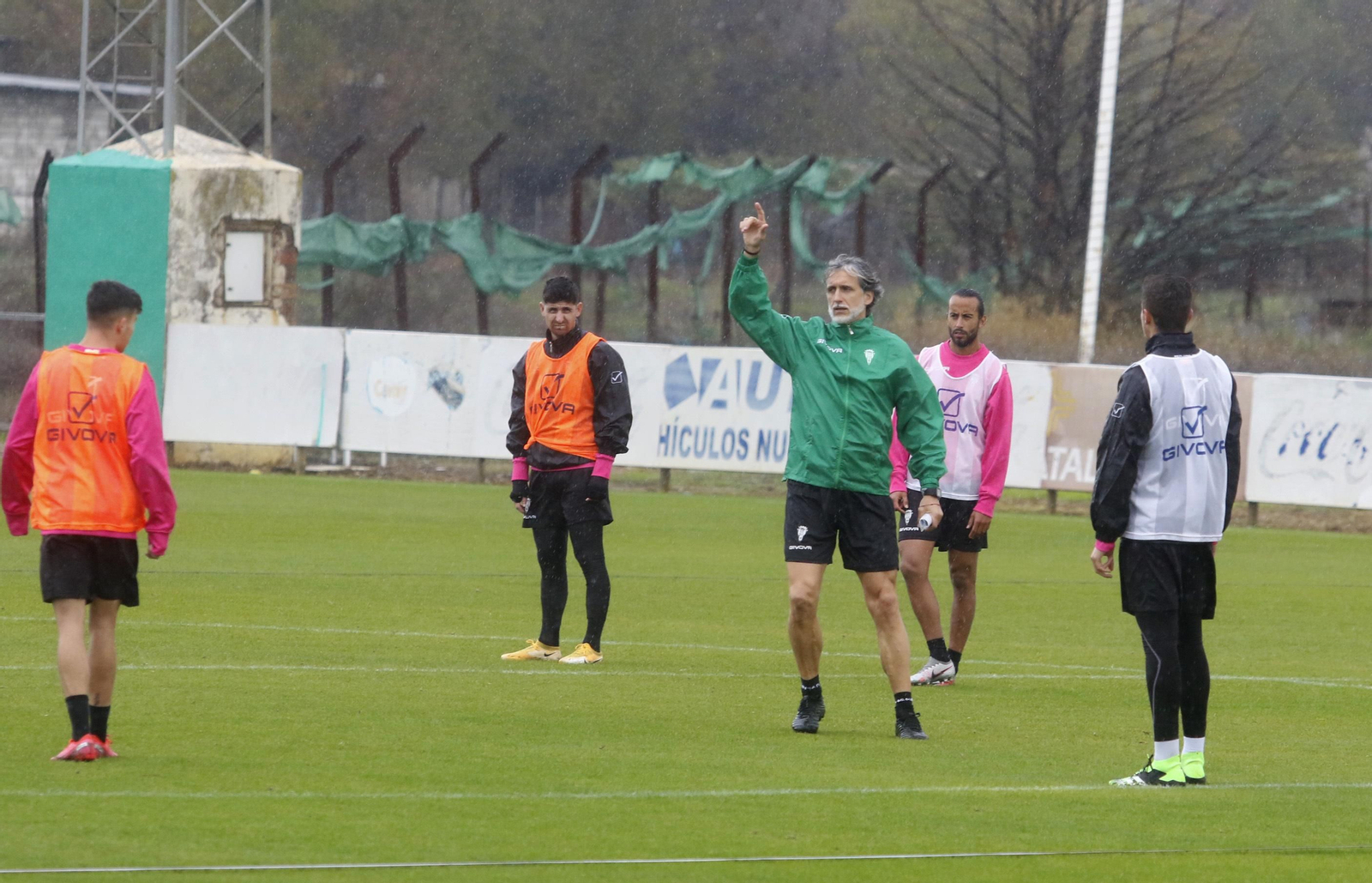 Pablo Alfaro da instrucciones al grupo durante la sesión de ayer en la Ciudad Deportiva.