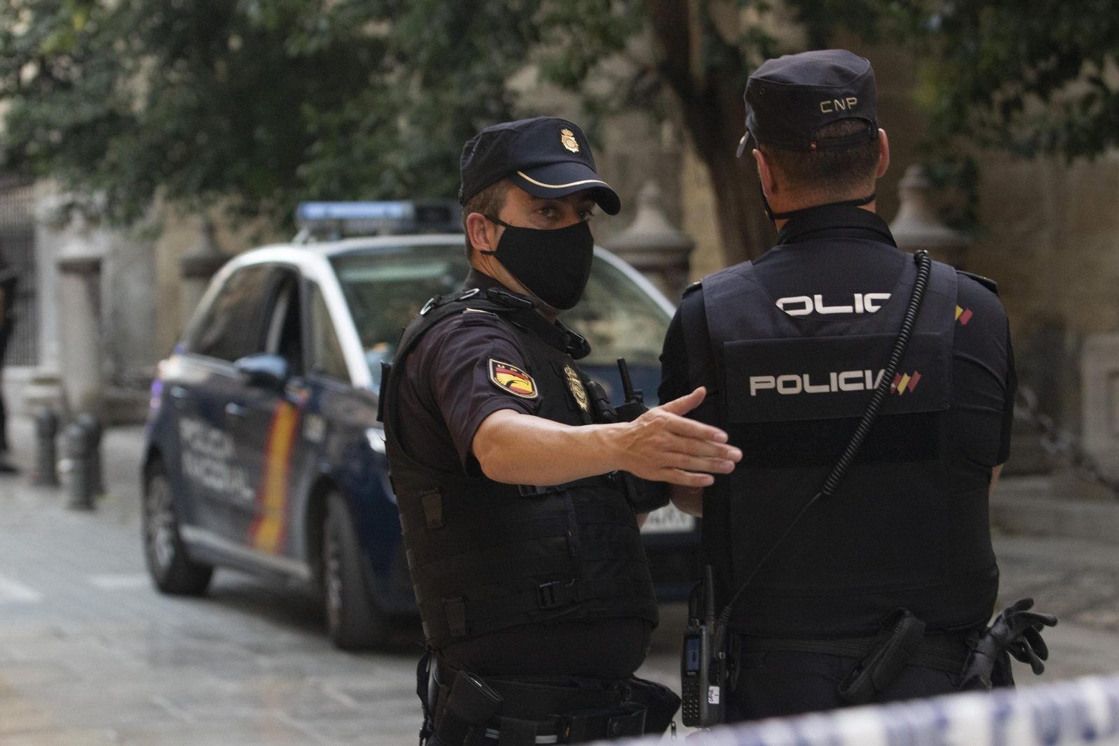 Imagen de archivo de dos policías nacionales en la calle Carcel Baja de Granada Imagen de archivo de dos policías nacionales en la calle Carcel Baja de Granada