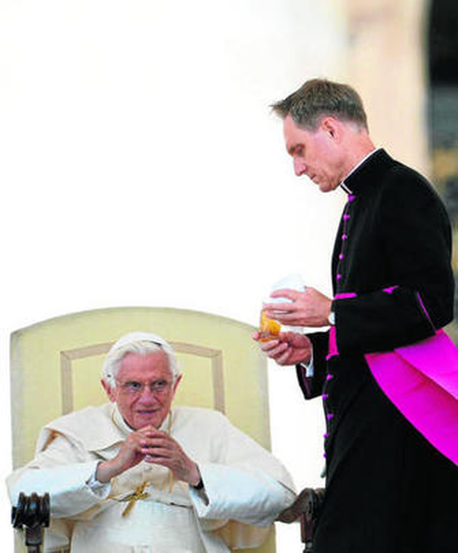 El secretario personal del Papa, Georg Gänswein, ofrece té a Benedicto XVI durante su audiencia.