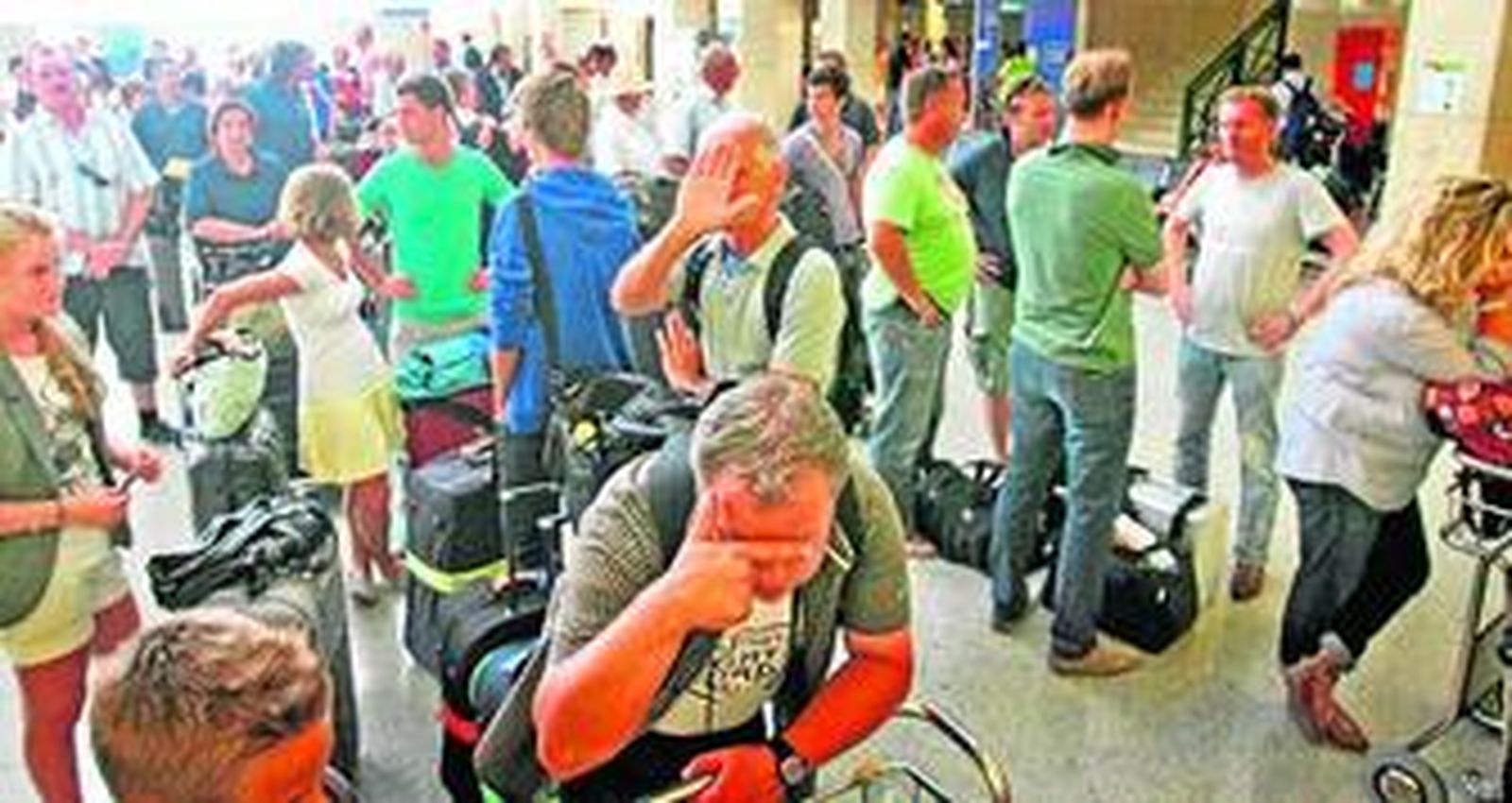 El avión averiado, con los motores abiertos, ayer por la tarde.