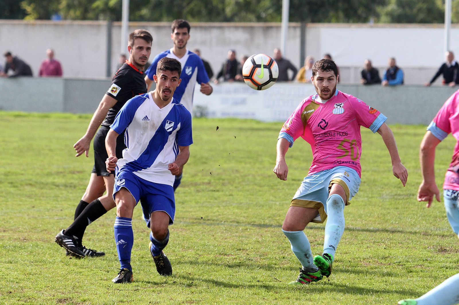 El jugador del Atlético Onubense Asuero -izquierda- pugna con un rival por el control del balón.