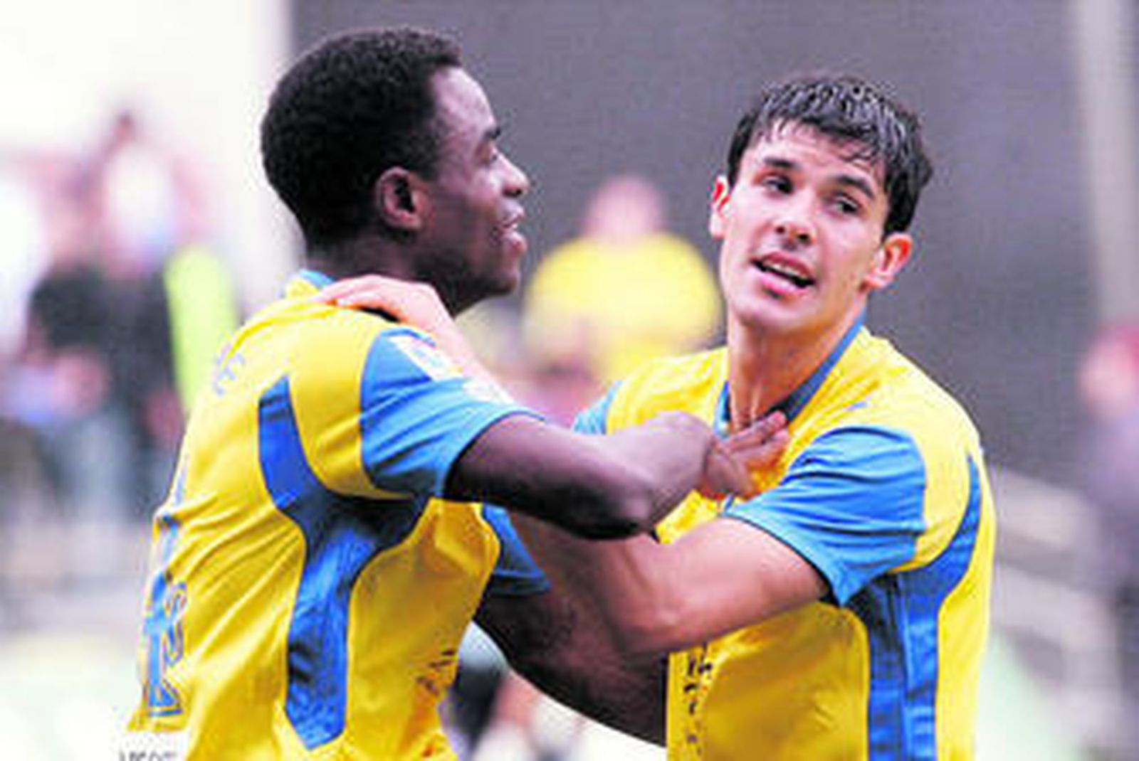 Ormazábal (d) se abraza a Ogbeche después de marcar su gol contra el Recreativo.
