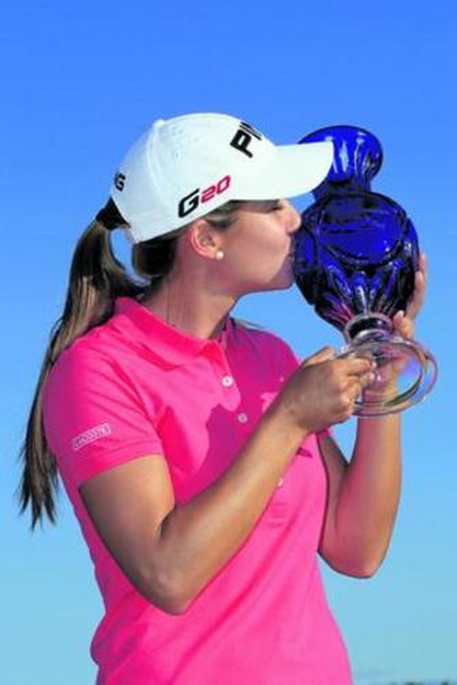 Azahara Muñoz besa el trofeo de ganadora en Gladstone.