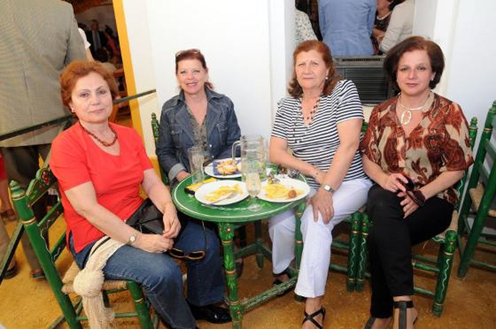 Las jerezanas Milagros López, María Márquez, Luisa Gómez y Ana María Benítez, aprovecharon un rato para sentarse a disfrutar en la caseta de Diario de Jerez. 

Foto: Manuel Aranda