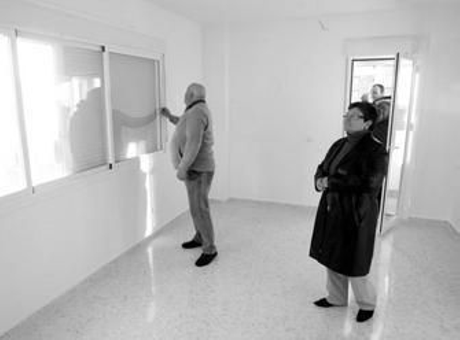 Una familia observa el salón de uno de los inmuebles visitados ayer.