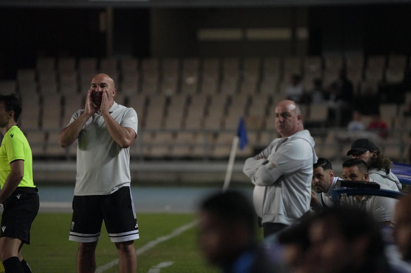 Diego Galiano da instrucciones a sus jugadores.