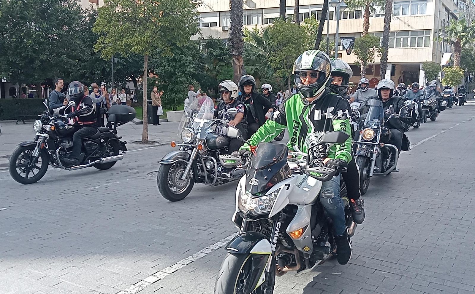 Imágenes de la concentración motera en memoria de Hugo Millán por las calles de Huelva