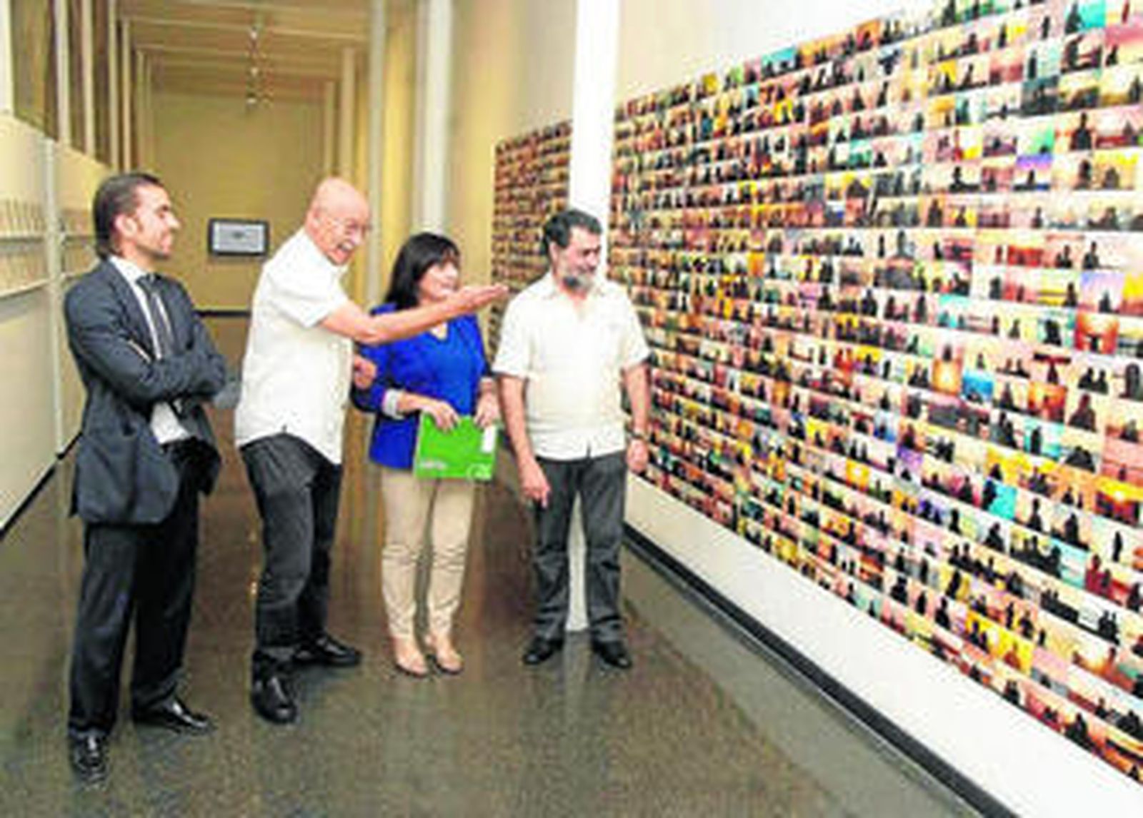 La delegada, Isabel Arévalo, acompañada de Pablo Juliá, director del CAF y el comisario, Joan Fontcuberta.