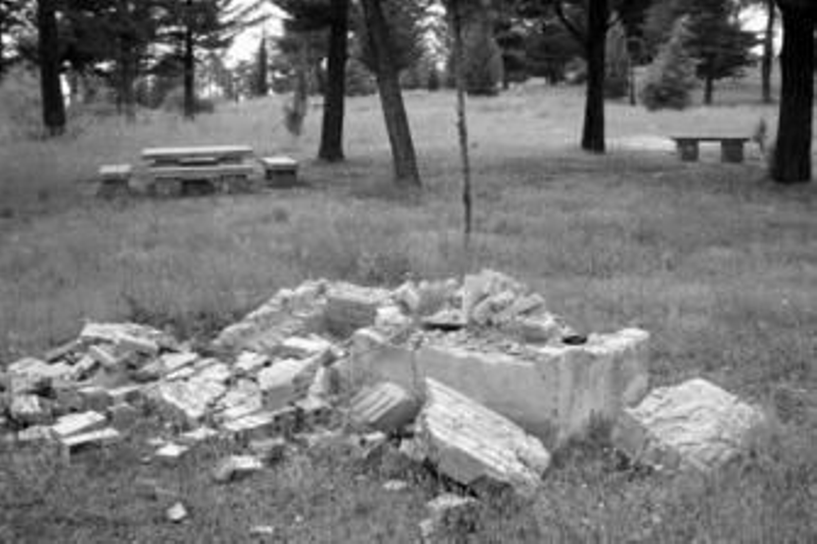 El abandono de este espacio natural se puede apreciar en el estado en el que se encuentra esta barbacoa.