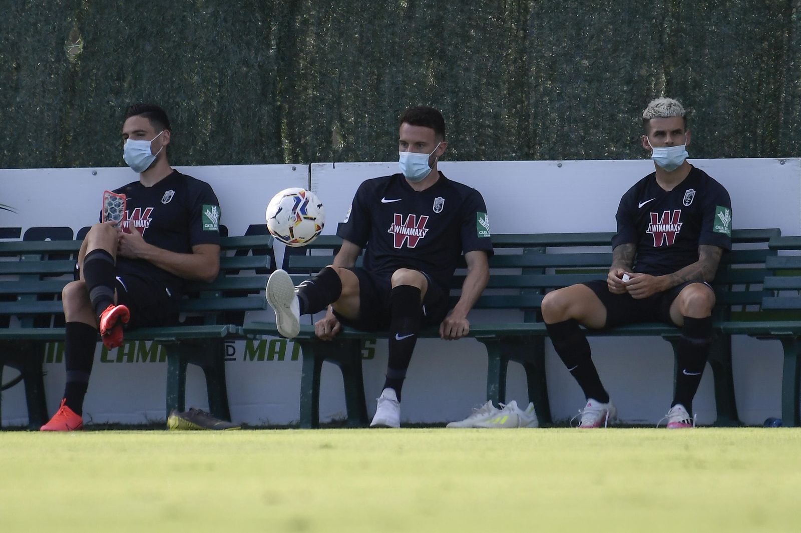 Quini y Álex Martínez bucan su oportunidad desde el banquillo.