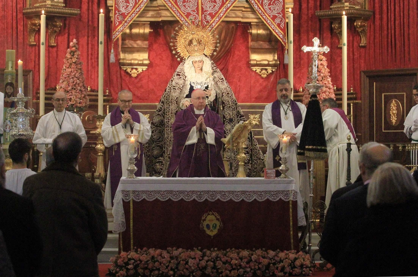 El obispo José Vilaplana, durante la eucaristía del 50 aniversario de la bendición de la Virgen de los Dolores.