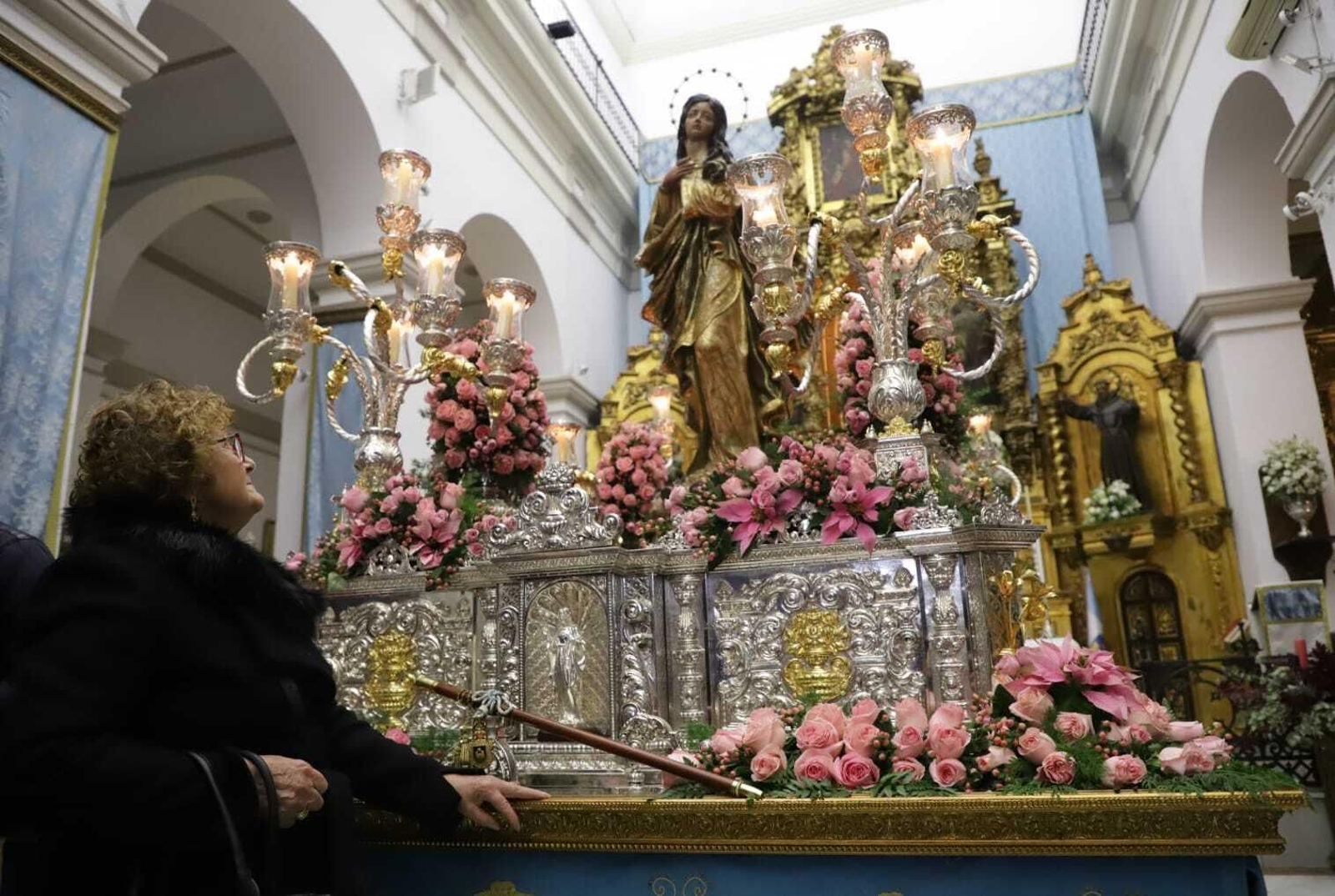 Una mujer observa el paso de la Virgen en el interior del santuario.