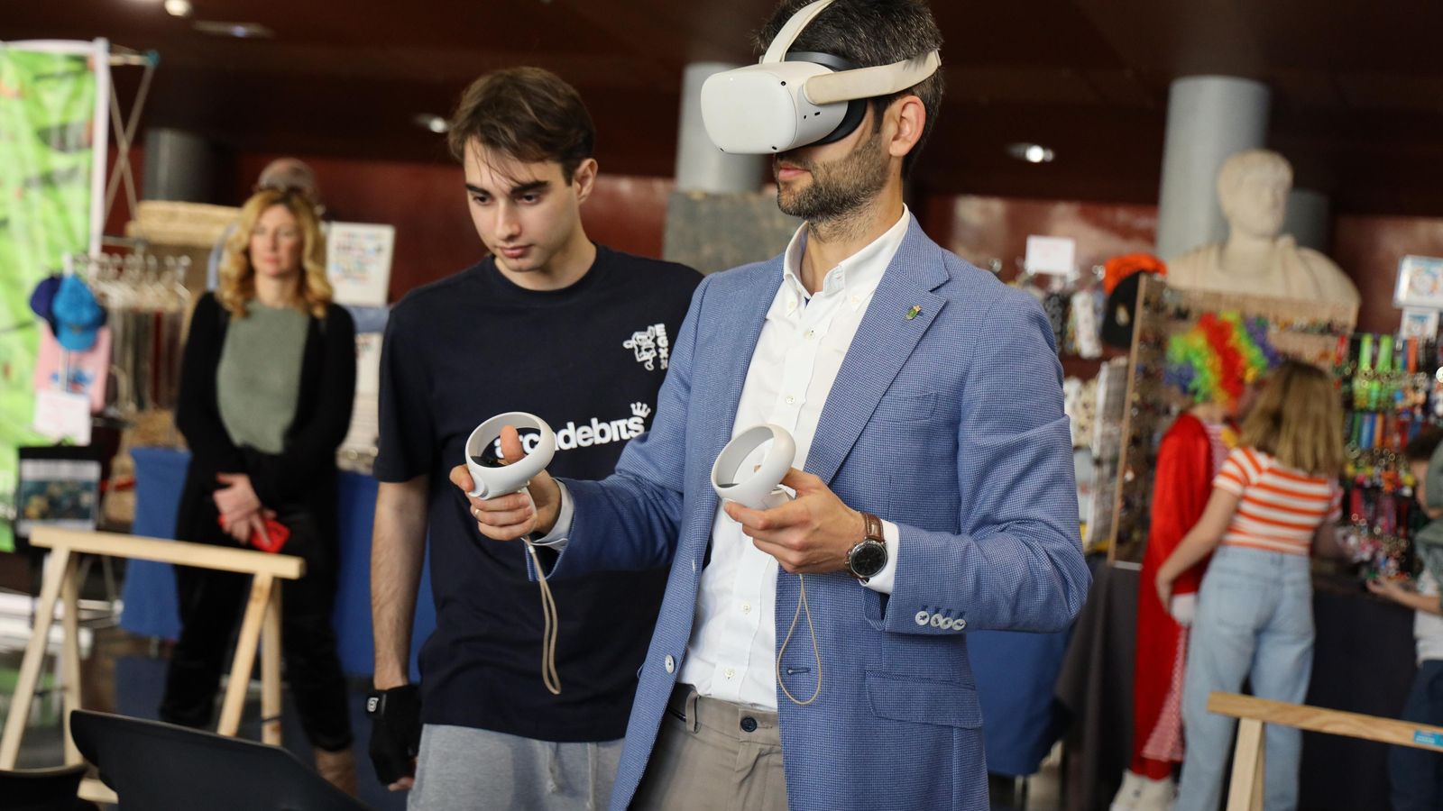 El concejal Javier Rodríguez prueba uno de los videojuegos de realidad virtual.