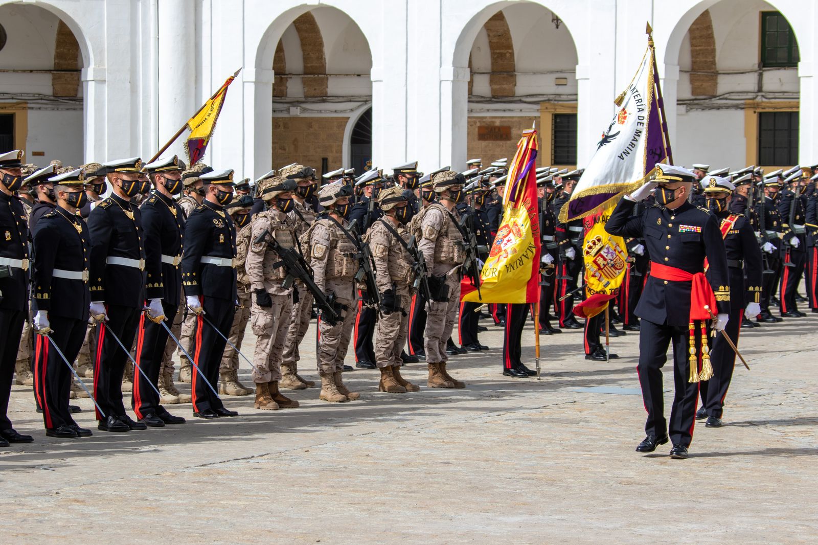 Saludo del comandante general de Infantería de Marina a las fuerzas en formación.