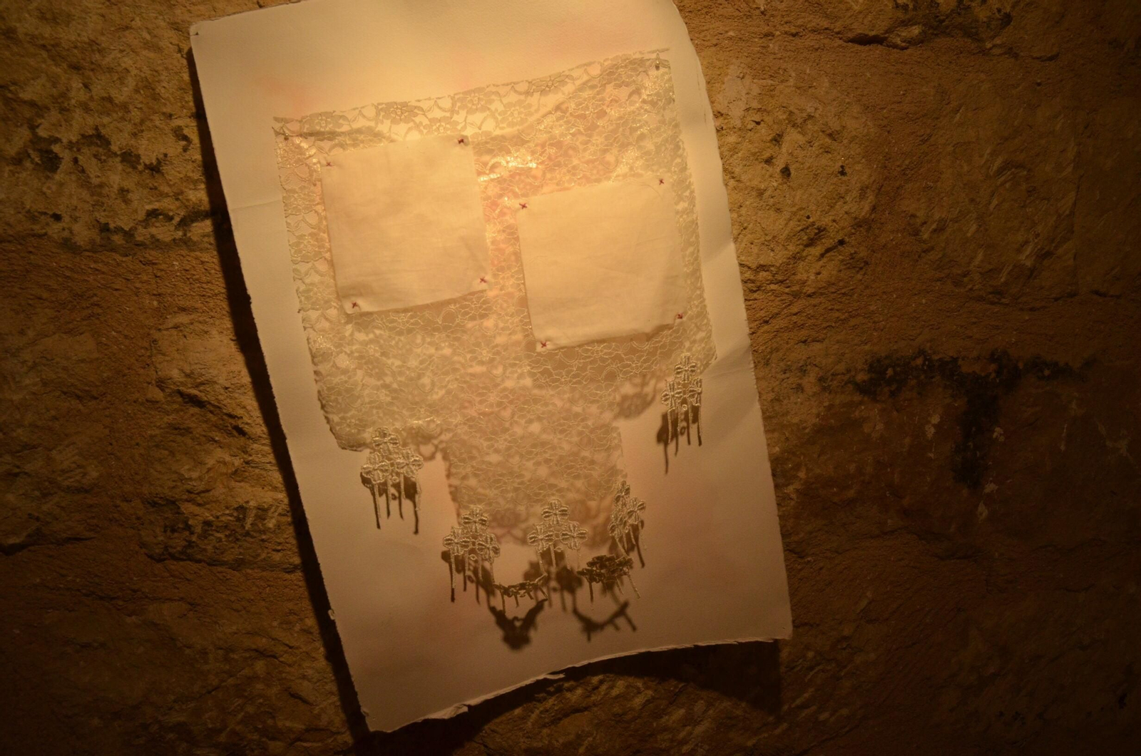 La muestra reúne diversas técnicas como instalaciones artísticas o fotografía.